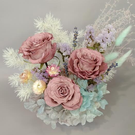 Композиция из стабилизированных цветов в пудровых оттенках