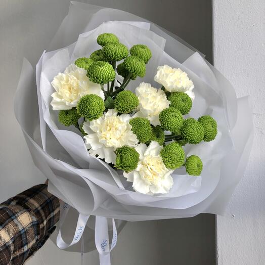 Букет зеленых хризантем с диантусами N 743 + подарок от Vivienne Sabo — румяна MACARON