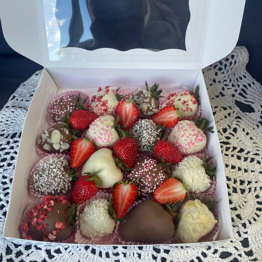 Set of strawberries in chocolate 16 pcs