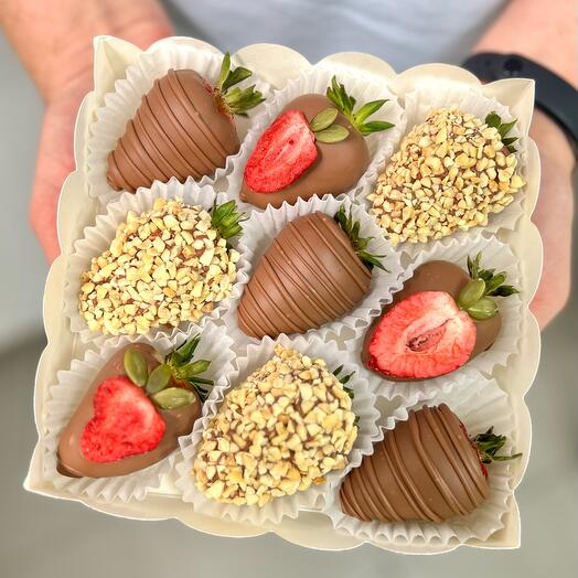 Chocolate-covered strawberries with freeze-dried strawberries