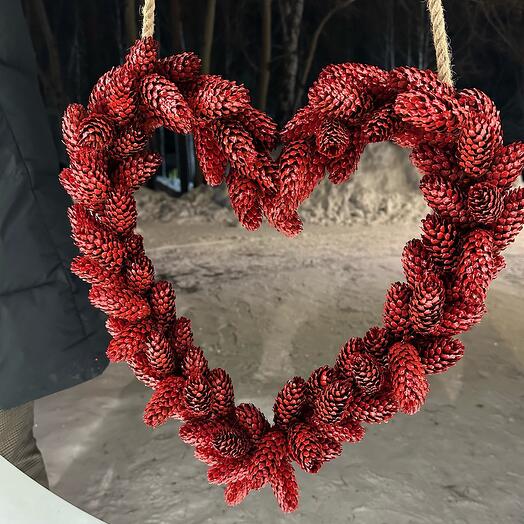 Сердечко из еловых шишек