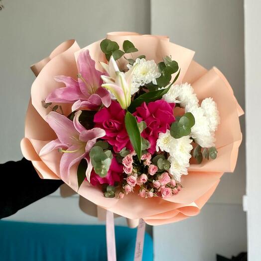 Сборный букет с лилией