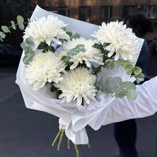 Монобукет пышной хризантемы с эвкалиптом