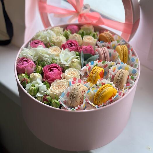 Большая коробочка с розами и макаронс