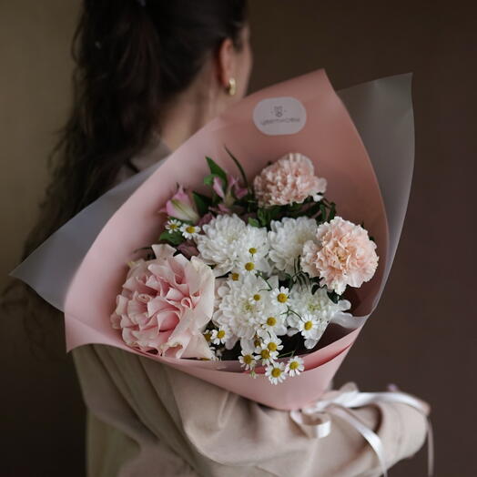 Букет-комплимент с милыми ромашками и французской розой