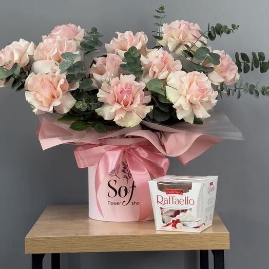 Цветы в коробке + сладость