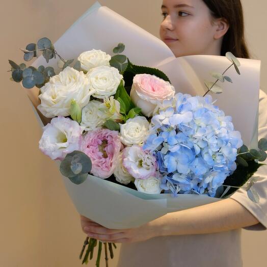 Пышный букет N 34 с голубой гортензией🩵