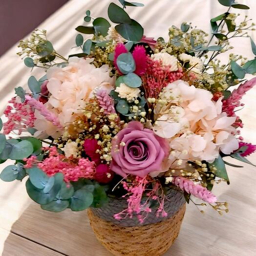 Cesto de Mimbre con Hortensias, Rosas y Flores Secas