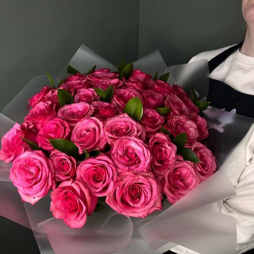 Букет из 35 розовых роз с рускусом