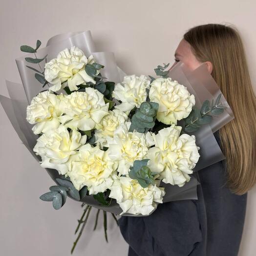 11 французских роз см эвкалиптом