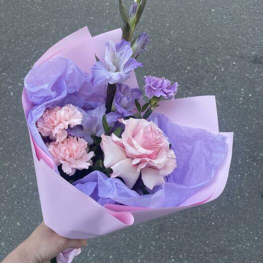 Букет с гладиолусом лавандовым розой французской розовой гладиолус лавандовый фиолетовый Роза французская