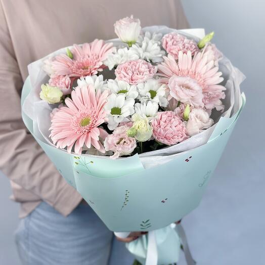 Нежный букет из розовых гербер, кустовых хризантем и лизиантусов в упаковке