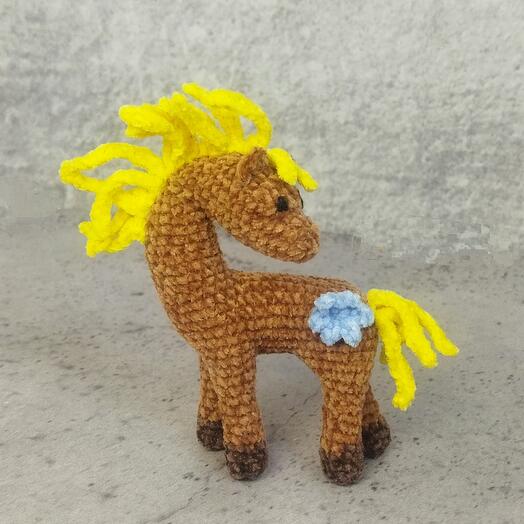 Вязаный брелок лошадка, коричневая, 10 см