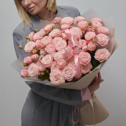 Букет из шикарных пионовидных кустовых роз