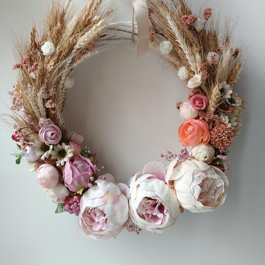 Весенний венок из искусственных цветов и натуральных сухоцветов