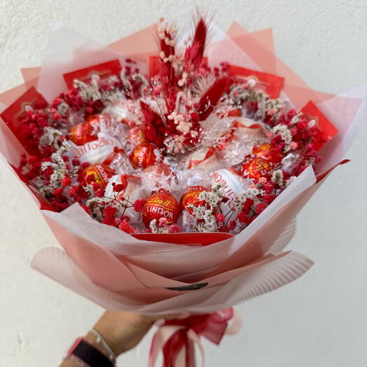 Ramo Sweet Tea - chocolates Lindor, Raffaello y té English Breakfast con flores preservadas, regalo único y considerado