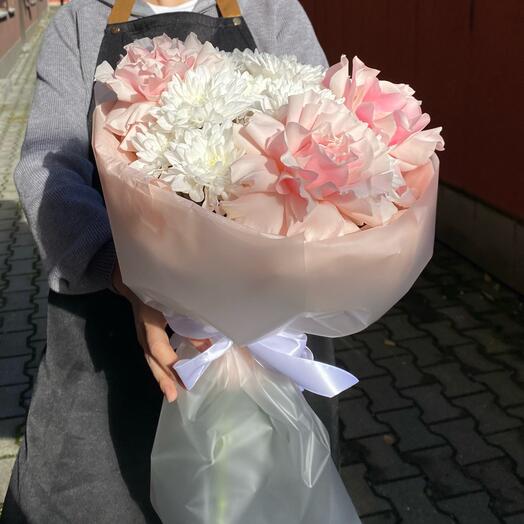 Букет из французских роз и хризантемы