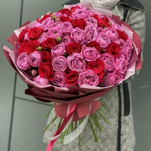Puesta de sol carmesí de rosas peonías