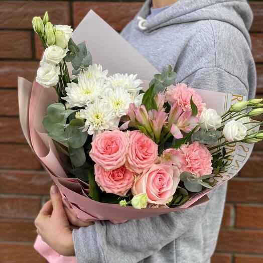 Delicate bouquet of bush roses, lisianthus and chrysanthemums (147)