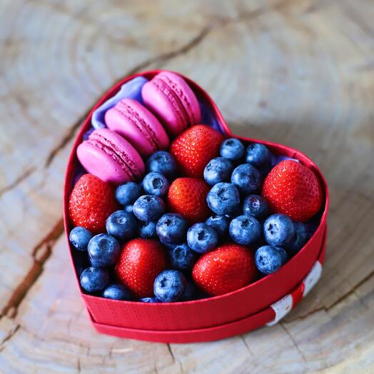 San Valentín con bayas y Macaroni