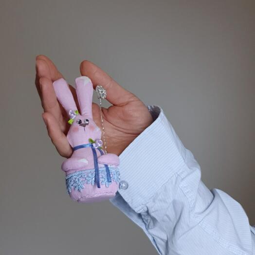 Juguete hecho a mano de la Liebre con el corazón