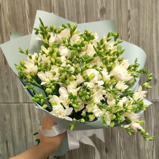 Букет из белой фрезии