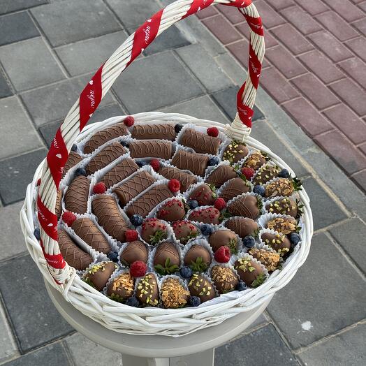 Strawberry Basket (size L, with bananas)
