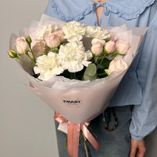 Нежный букет из диантусов и кустовой розы