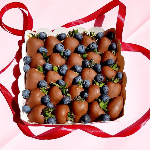 Strawberries in milk chocolate , without a pattern