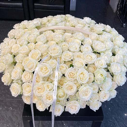 Корзина с розами 301