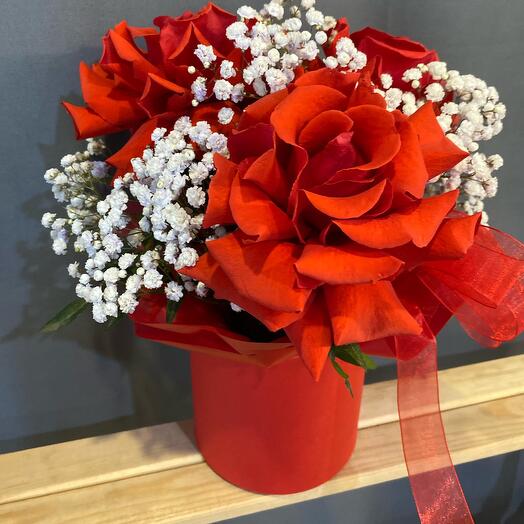 Цветы в коробке с алой « Французкой розой «