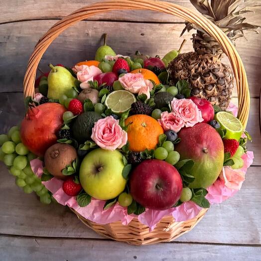Корзина из фруктов и ягод с кустовыми розами