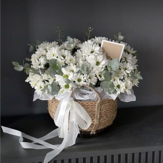 Корзина с цветами «Прелесть белоснежная»