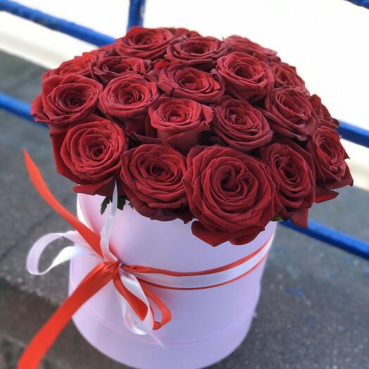 23 красные розы в шляпной коробке