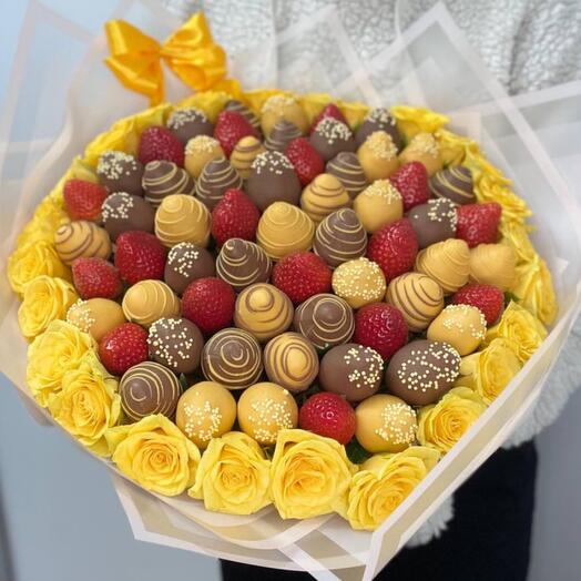 Ramo con flores y fresas en chocolate "Sunny Holiday"