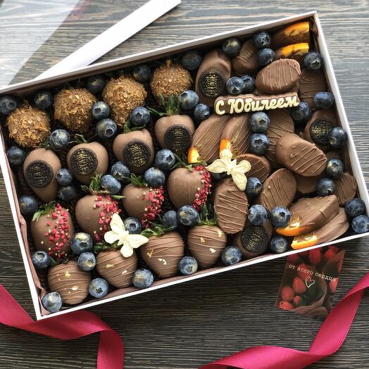 Fresa, plátano y naranja cubiertos de chocolate