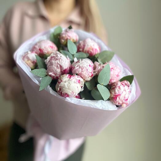 9 пионов с эвкалиптом