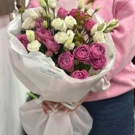 Букет из кустовой розы и эустомы 🌸