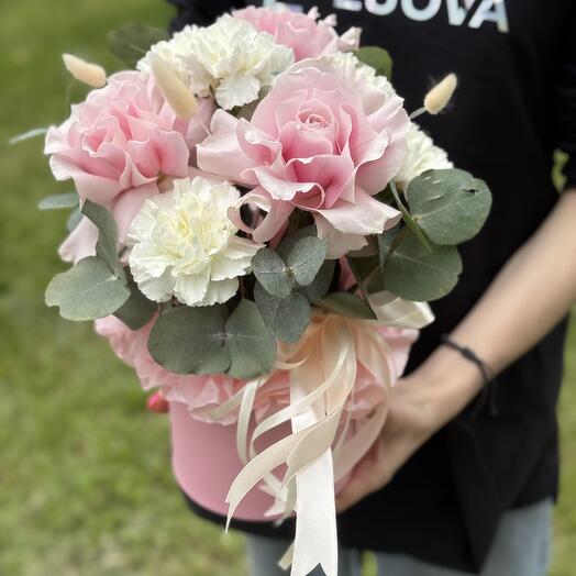 Цветы в коробке с французскими розами