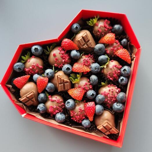 Клубника в шоколаде в сердце с голубикой подарок на день семьи