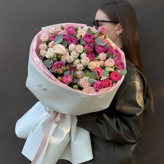 Букет из 15 кустовых пионовидных розовых роз