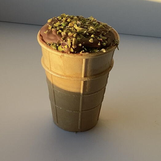 Вафельный стаканчик с дубайской клубникой