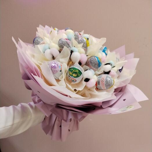 Букет из 15 Киндеров и нежного хлопка