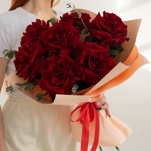 Букет из 7 бордовых, французских роз с эвкалиптом