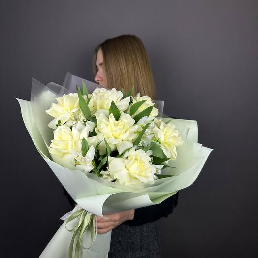 Ramo de rosas y alstroemeria