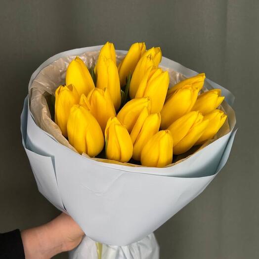 17 желтых тюльпанов