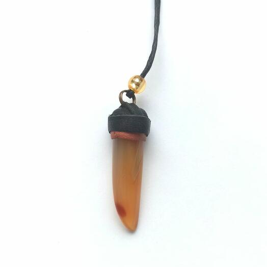 Подвеска клык из сердолика