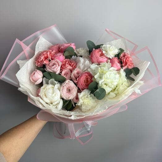 Ramo delicado con peonías, rosas arbustivas en forma de peonía ,hortensias, Dianthus y eucalipto🩷