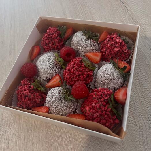 Клубника в молочном шоколаде с кокосом и малиной 🍓