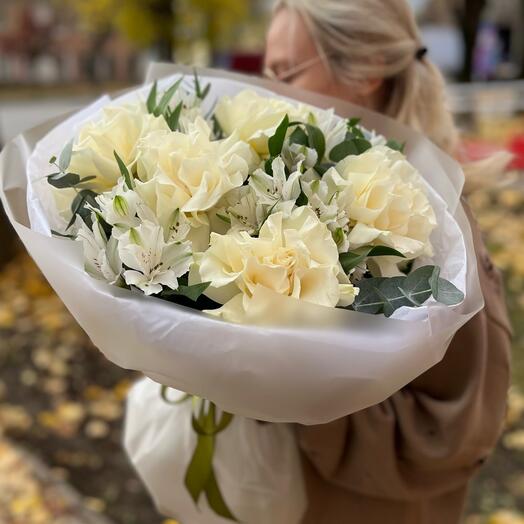 Сборный букет французкая роза, альстромерия и эвкалипт «белое дыхание»